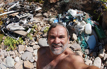 Miguel Lacerda: «O tonto e fritado da cabeça» que tira lixo nos Oceanos desde 1981